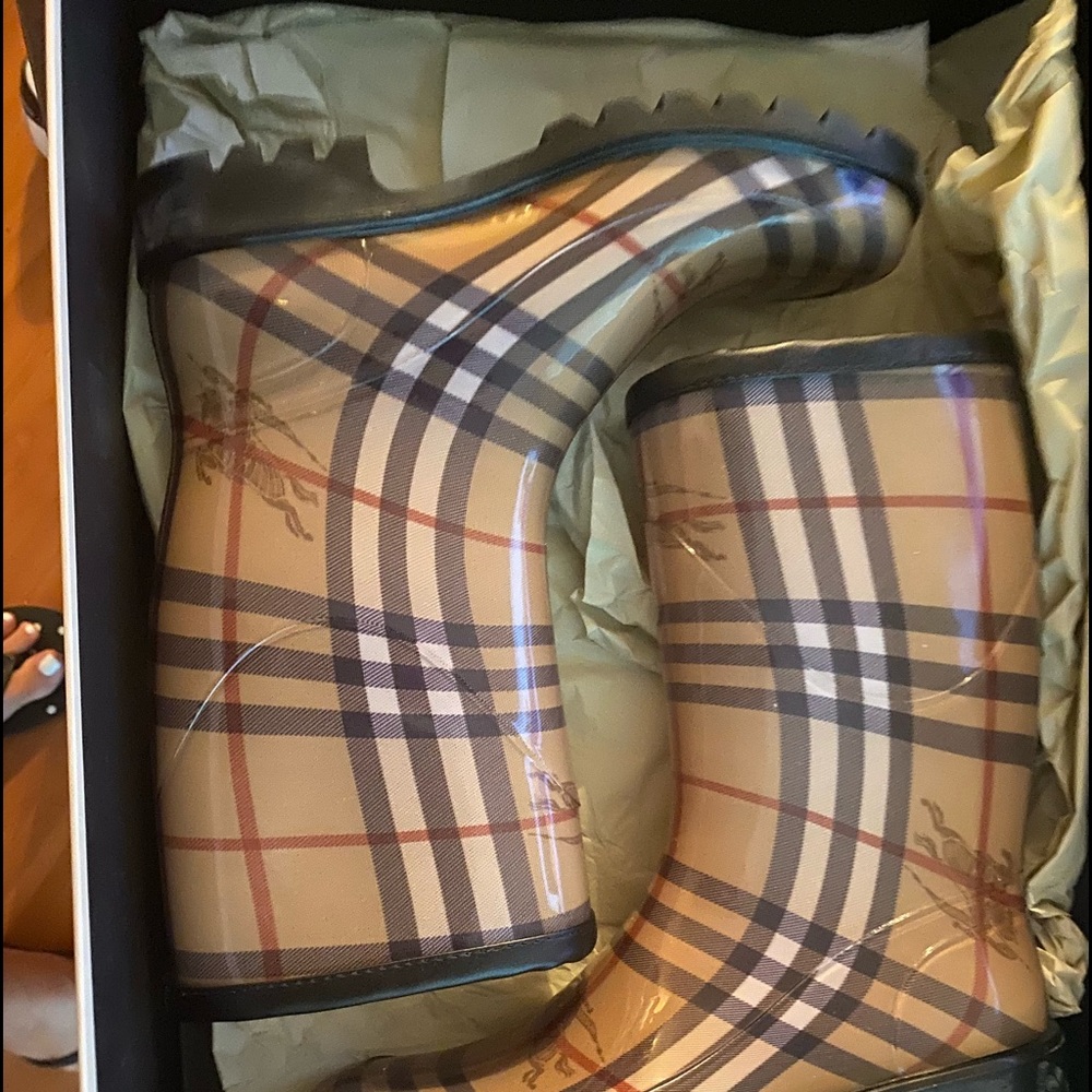NWT, size 36 (6) Burberry rain boots.